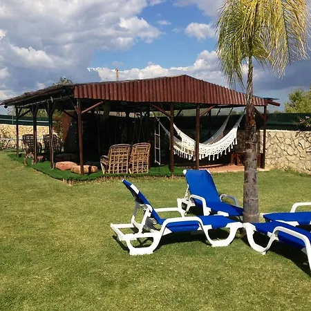 Ania Villa *