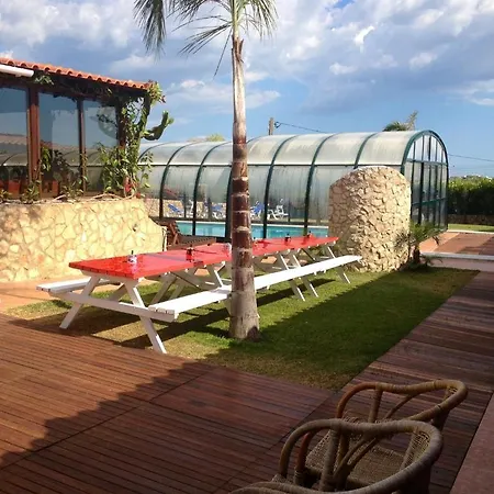 Ania Villa *